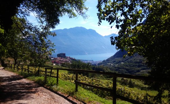 La rocca di Tenno e il Lago di Garda